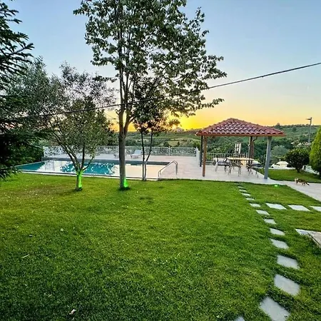Willa Green Garden & Pool