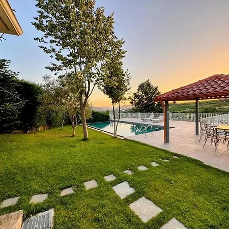 Green Garden & Pool فيلة