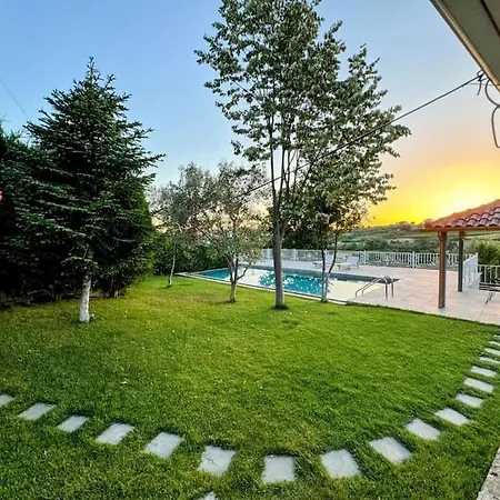Green Garden & Pool *